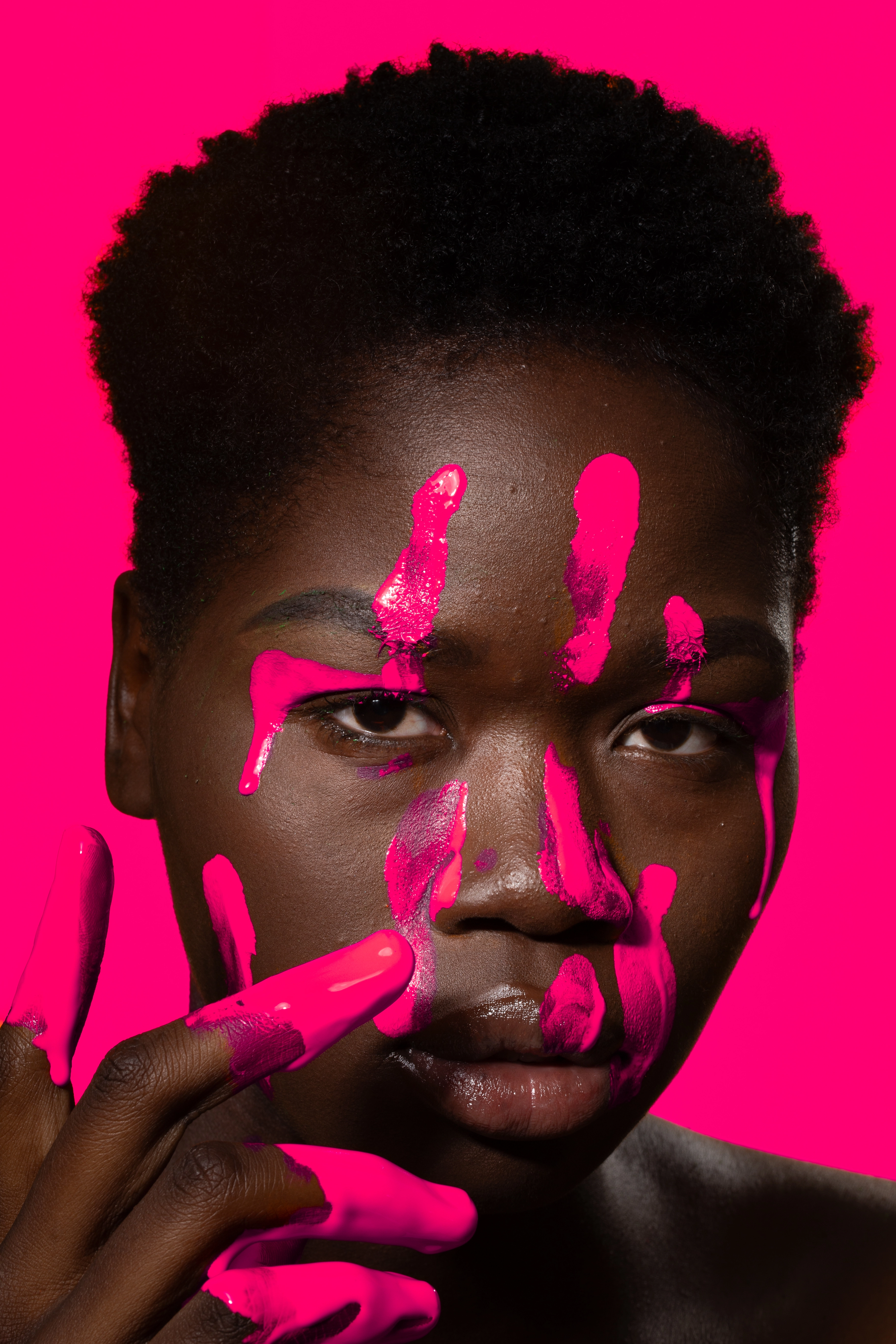 gezicht met roze verf